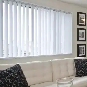 Persianas verticales blancas en sala moderna, control de luz y privacidad.