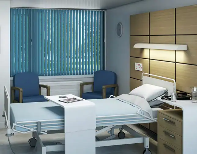 Persianas Verticales PVC modernas en CDMX en habitación de hospital con cama y sillones azules.