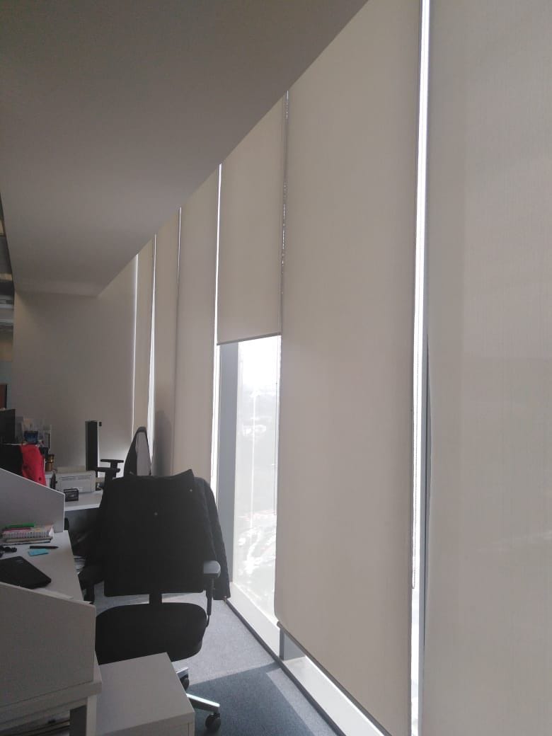 Persianas enrollables black out de color blanco en oficina de la ciudad de méxico