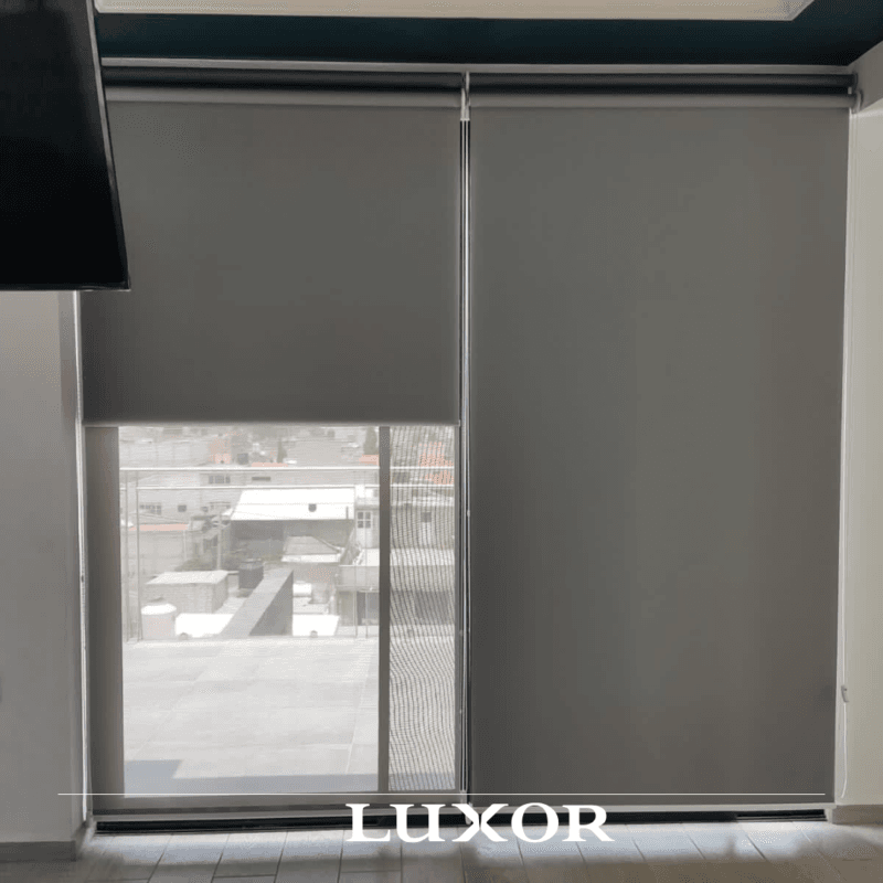 Persianas enrollables blackout de color gris a la medida por Persianas Luxor en la Ciudad de México